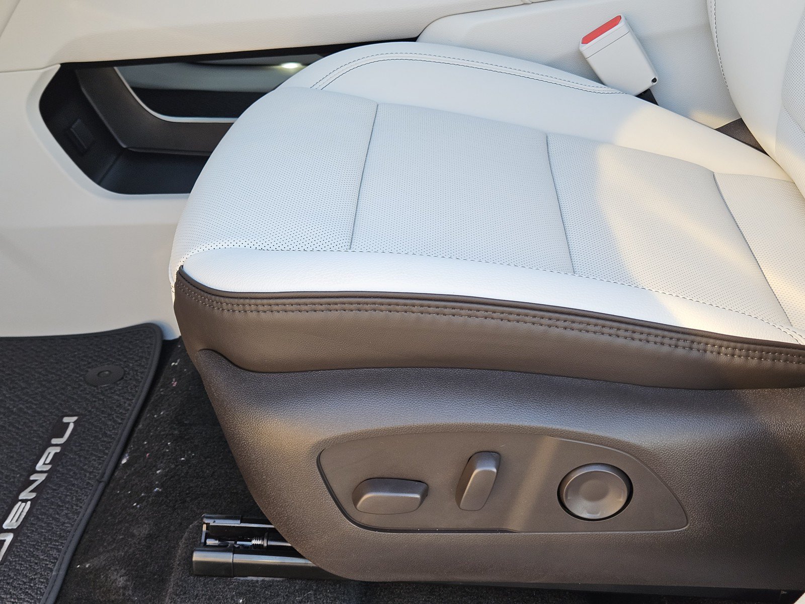 New 2027 GMC Acadia Denali FWD image 17