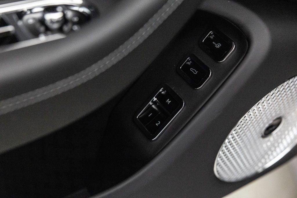 Used 2025 Bentley Flying Spur Plug-In Hybrid image 27