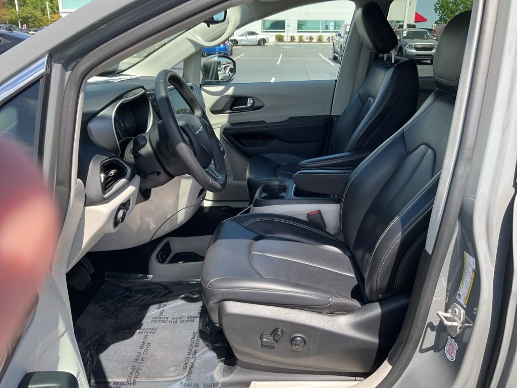 Used 2023 Chrysler Pacifica Touring-L image 2