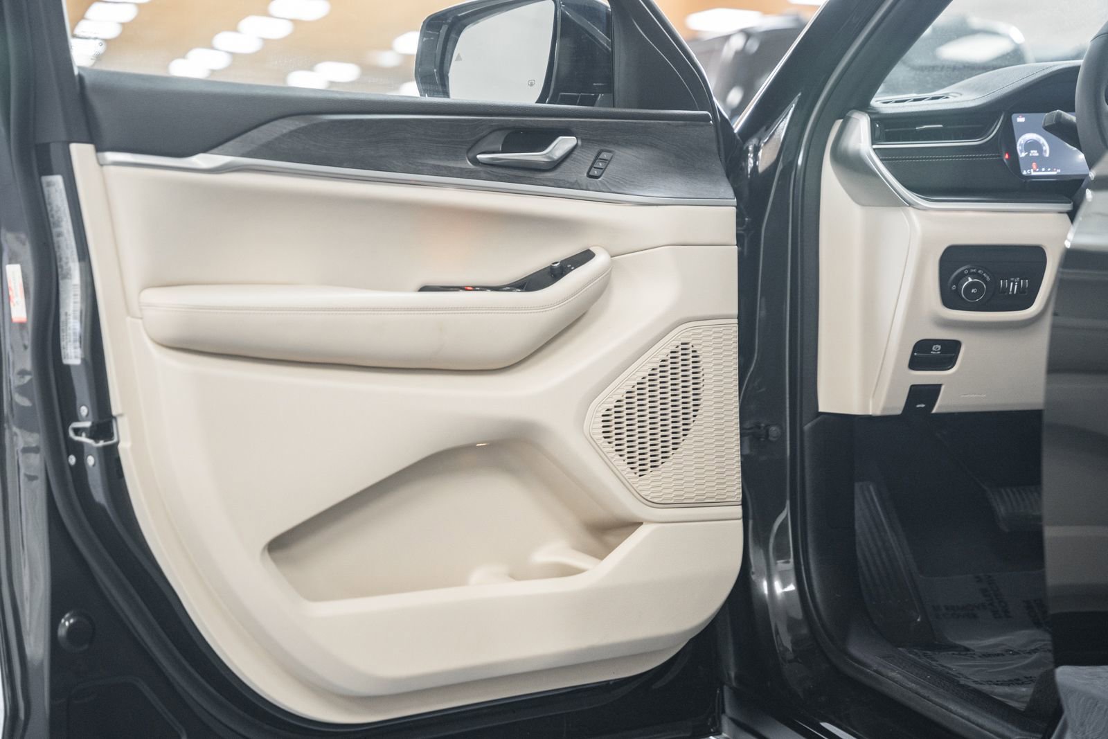 Used 2024 Jeep Grand Cherokee L Limited image 47