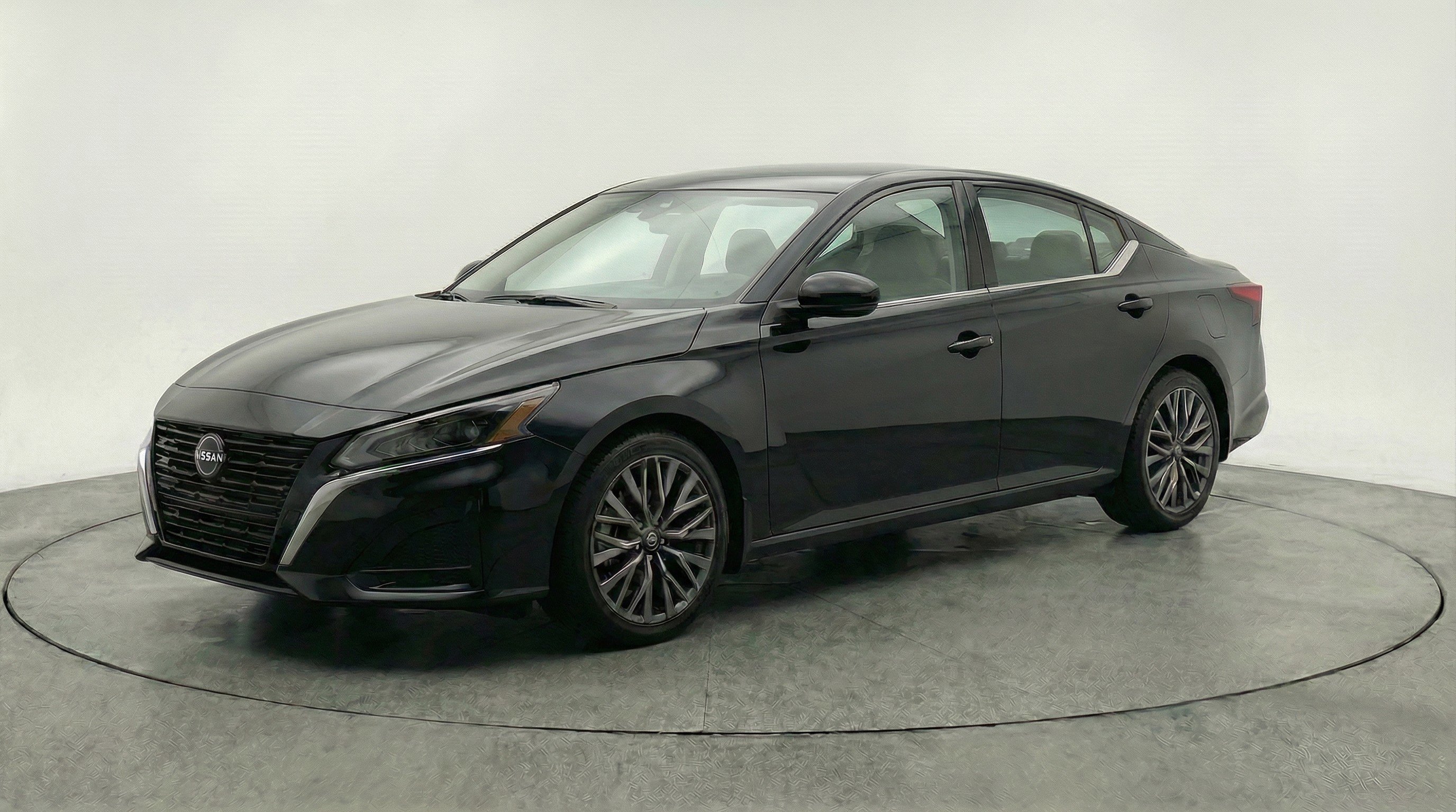 Used 2025 Nissan Altima 2.5 SV image 3