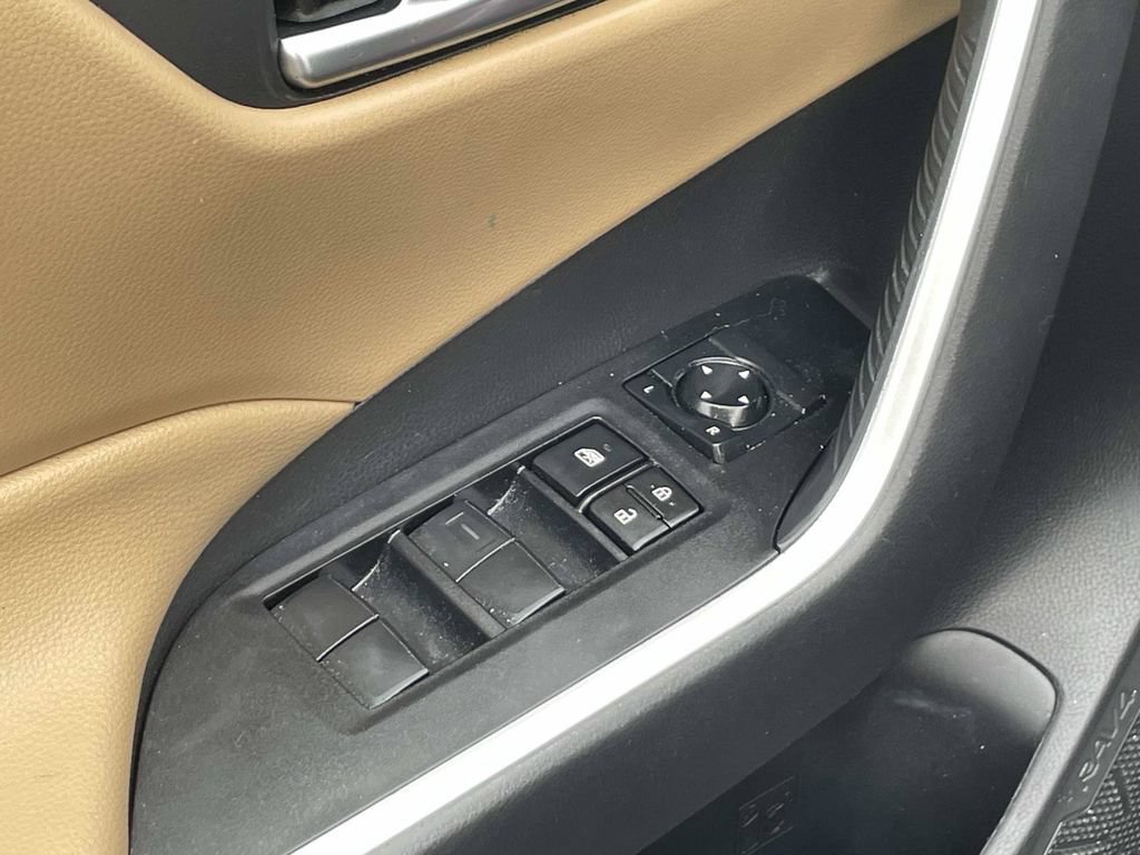 Used 2021 Toyota RAV4 XLE w/ Convenience Package FWD image 22