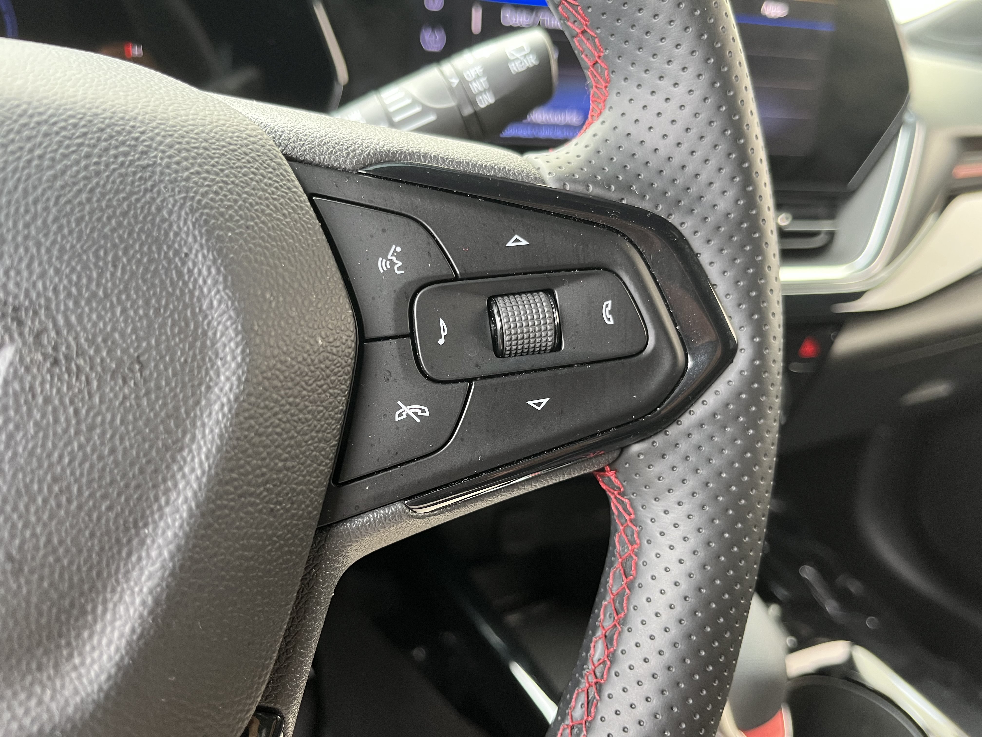 Used 2025 Chevrolet Trax RS w/ Driver Confidence Package FWD image 22