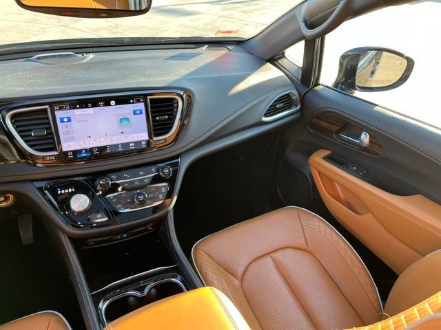 Used 2023 Chrysler Pacifica Pinnacle image 12