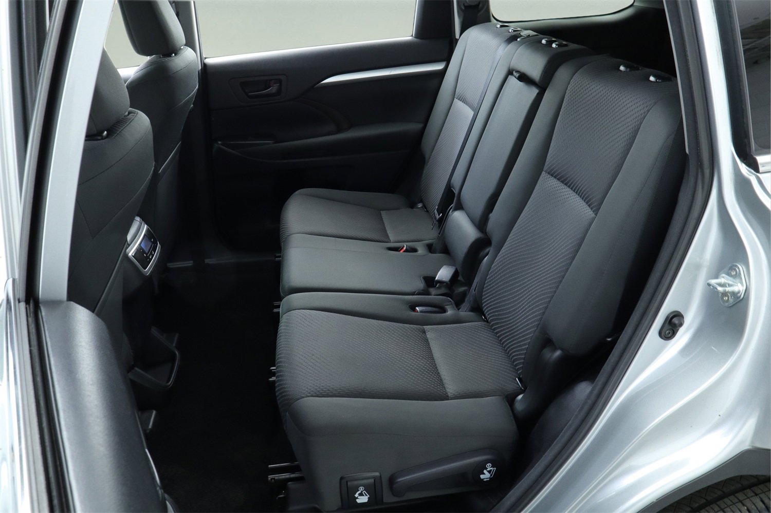 Used 2018 Toyota Highlander LE image 25