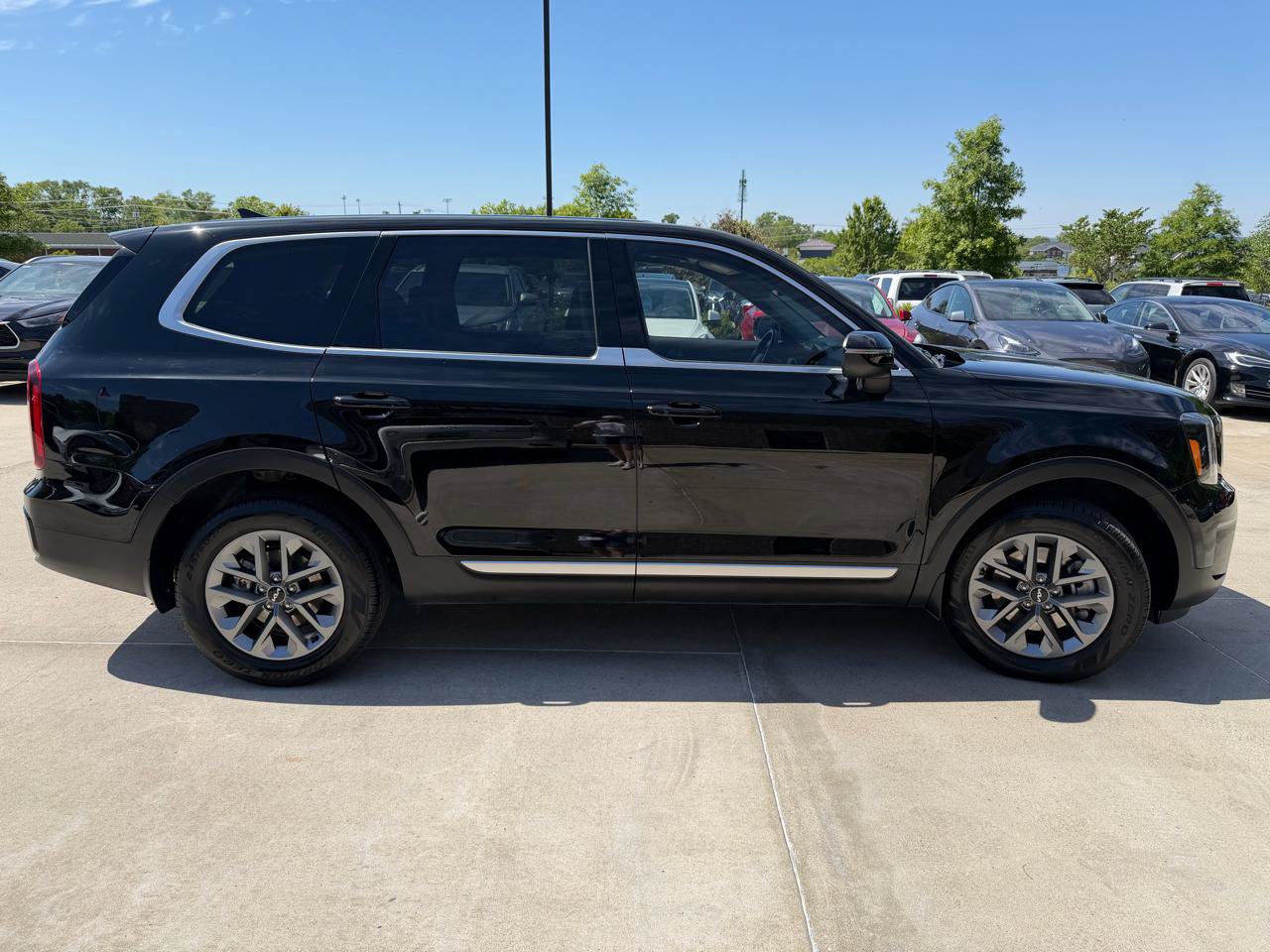 Used 2025 Kia Telluride LX FWD image 4