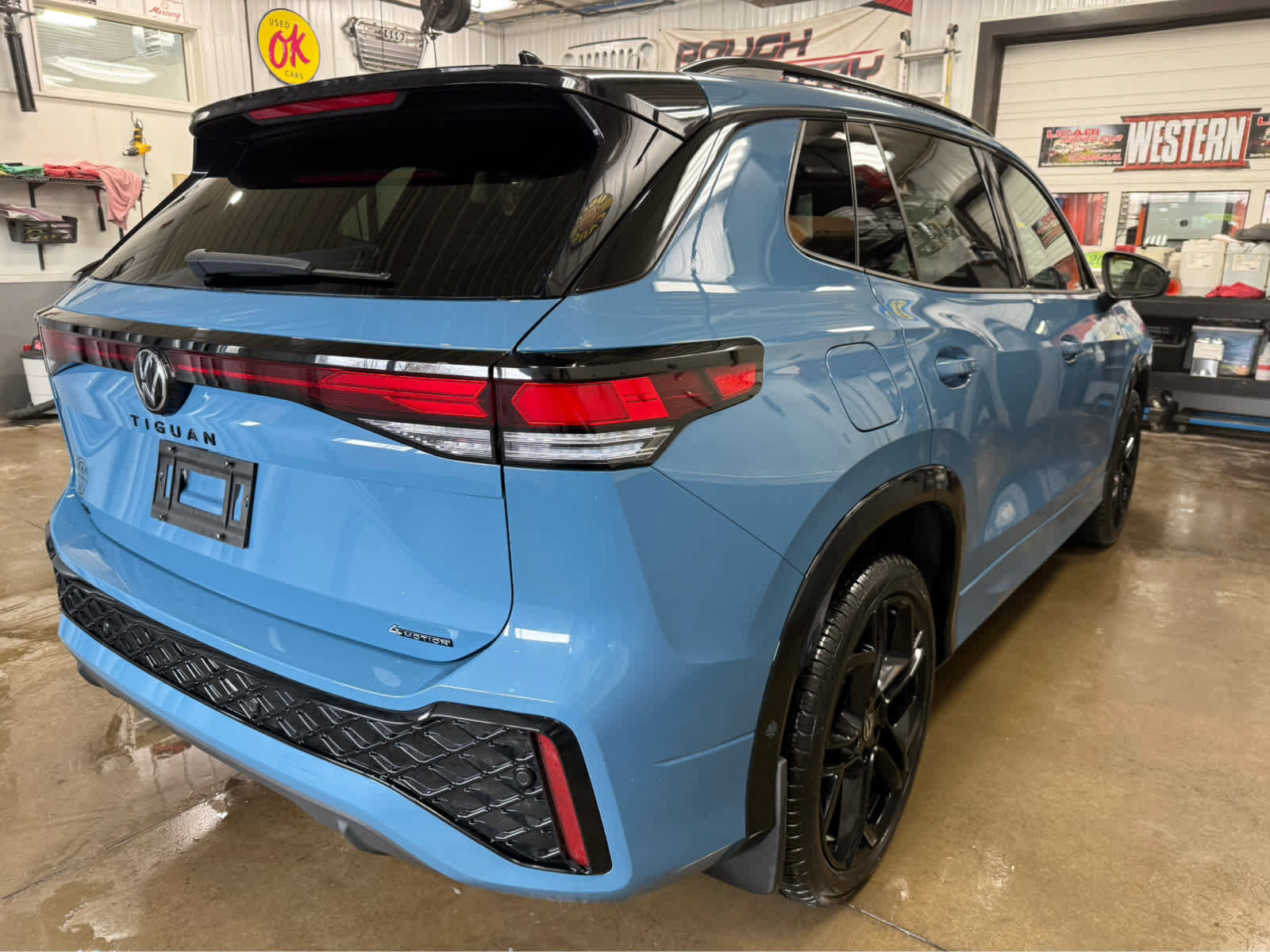 Used 2025 Volkswagen Tiguan SE R-Line AWD/4WD image 5