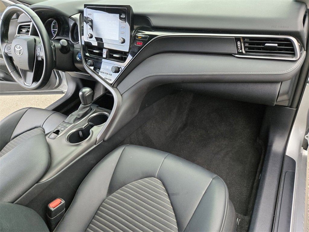 Used 2022 Toyota Camry SE image 4