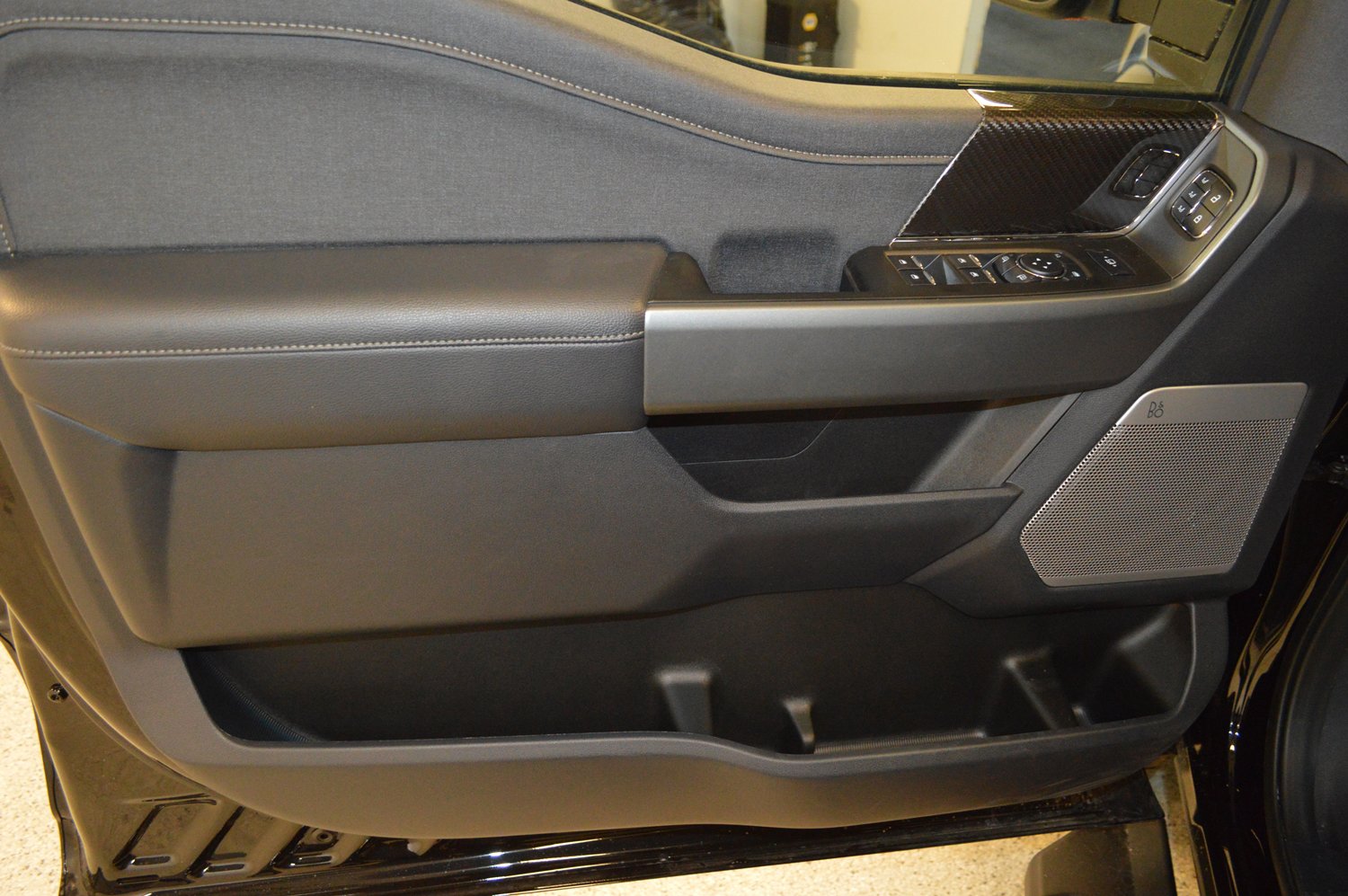 New 2026 Ford F250 Lariat w/ Black Appearance Package image 17