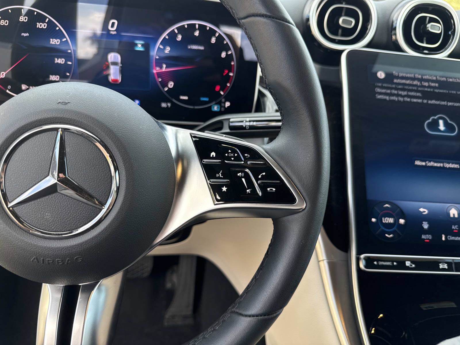 Used 2025 Mercedes-Benz GLC 300 image 31