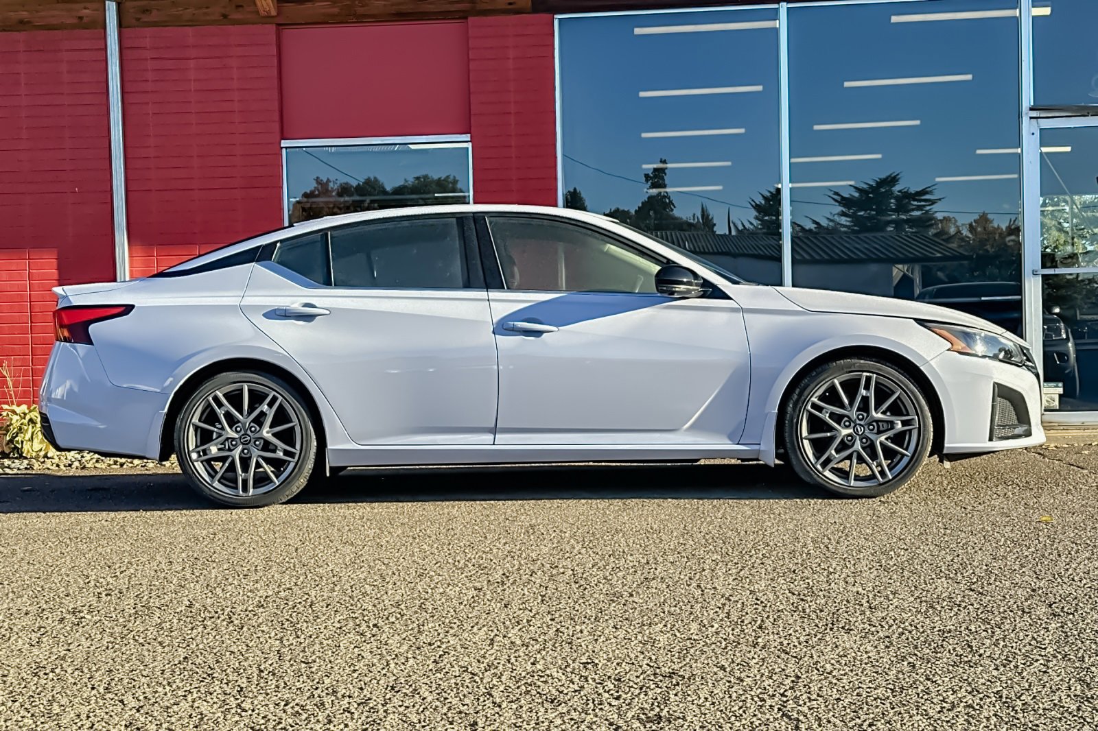 Used 2024 Nissan Altima 2.0 SR image 2