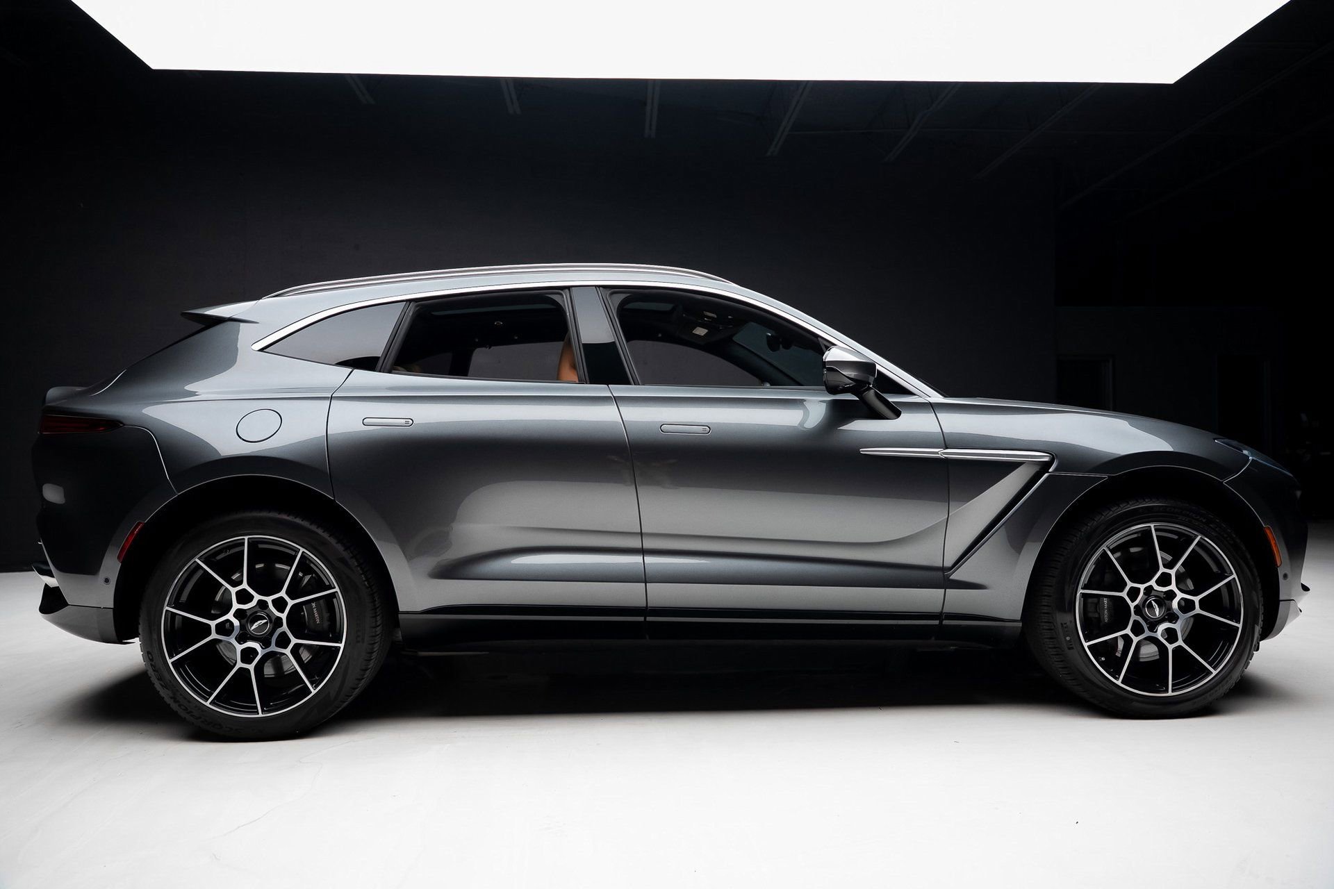 Used 2021 Aston Martin DBX image 33