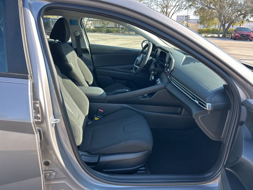 Used 2025 Hyundai Elantra SE image 38