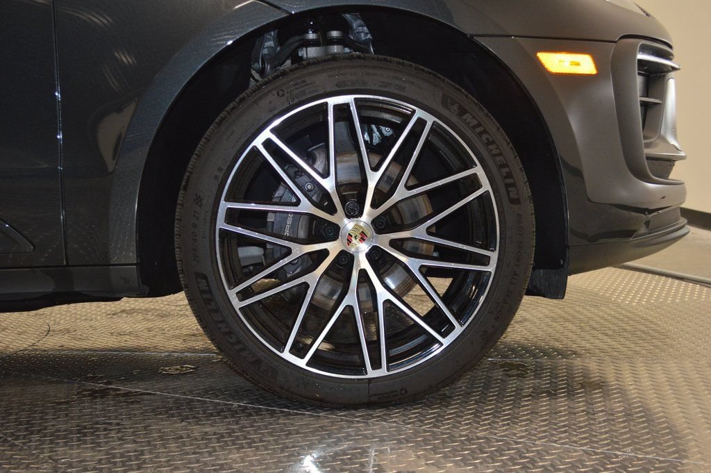 Certified 2025 Porsche Macan AWD/4WD image 16