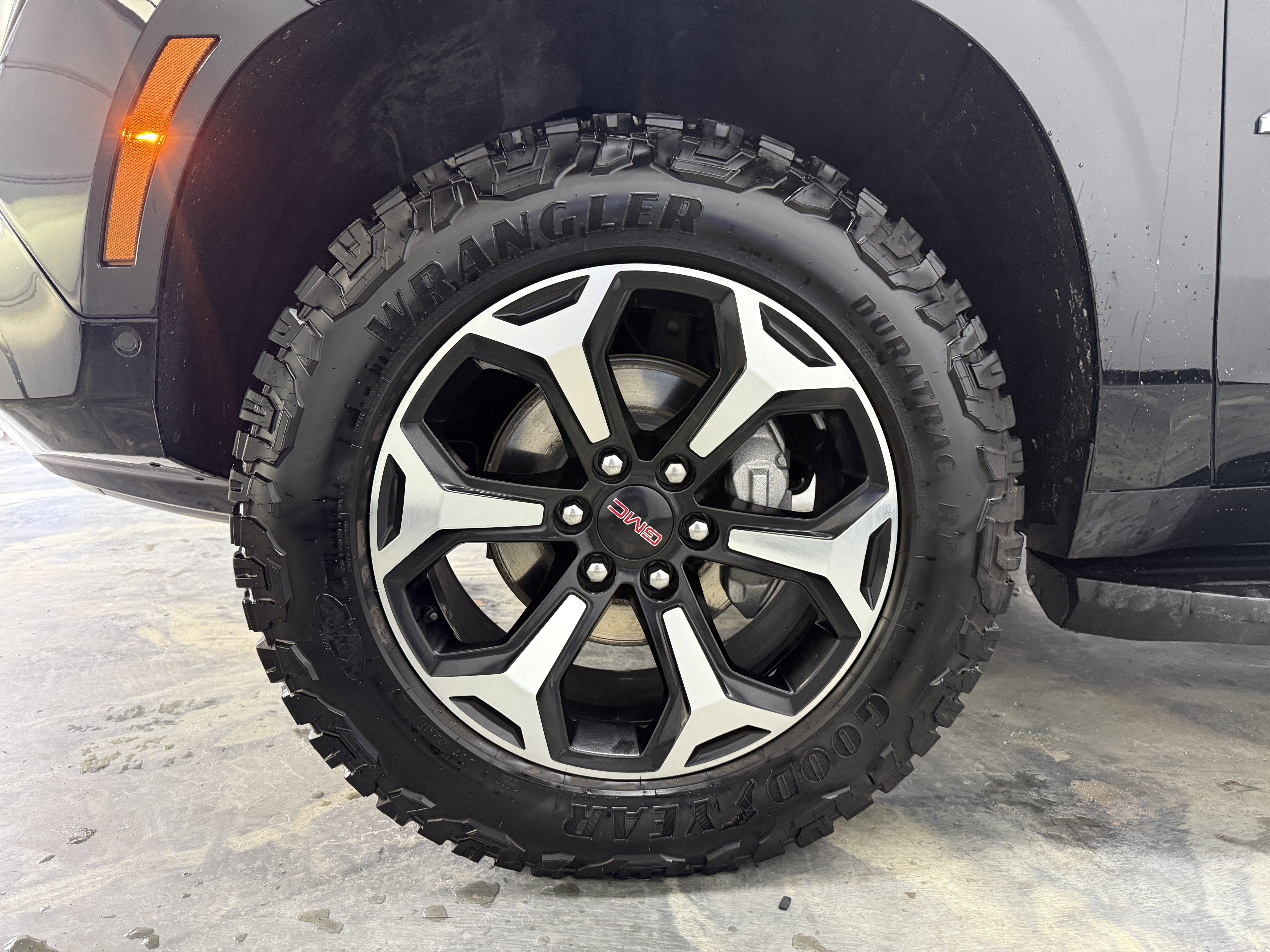 Used 2025 GMC Yukon XL AT4 image 35