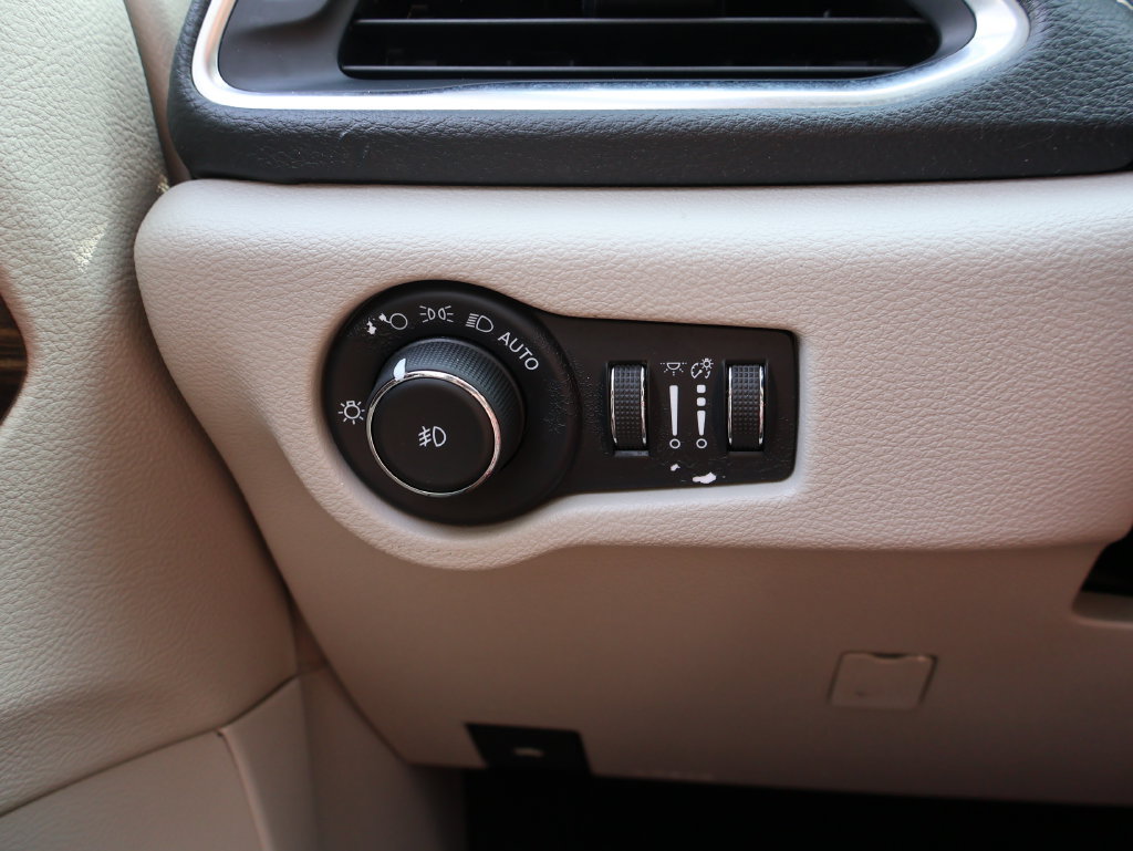 Used 2022 Chrysler Pacifica Limited FWD image 32