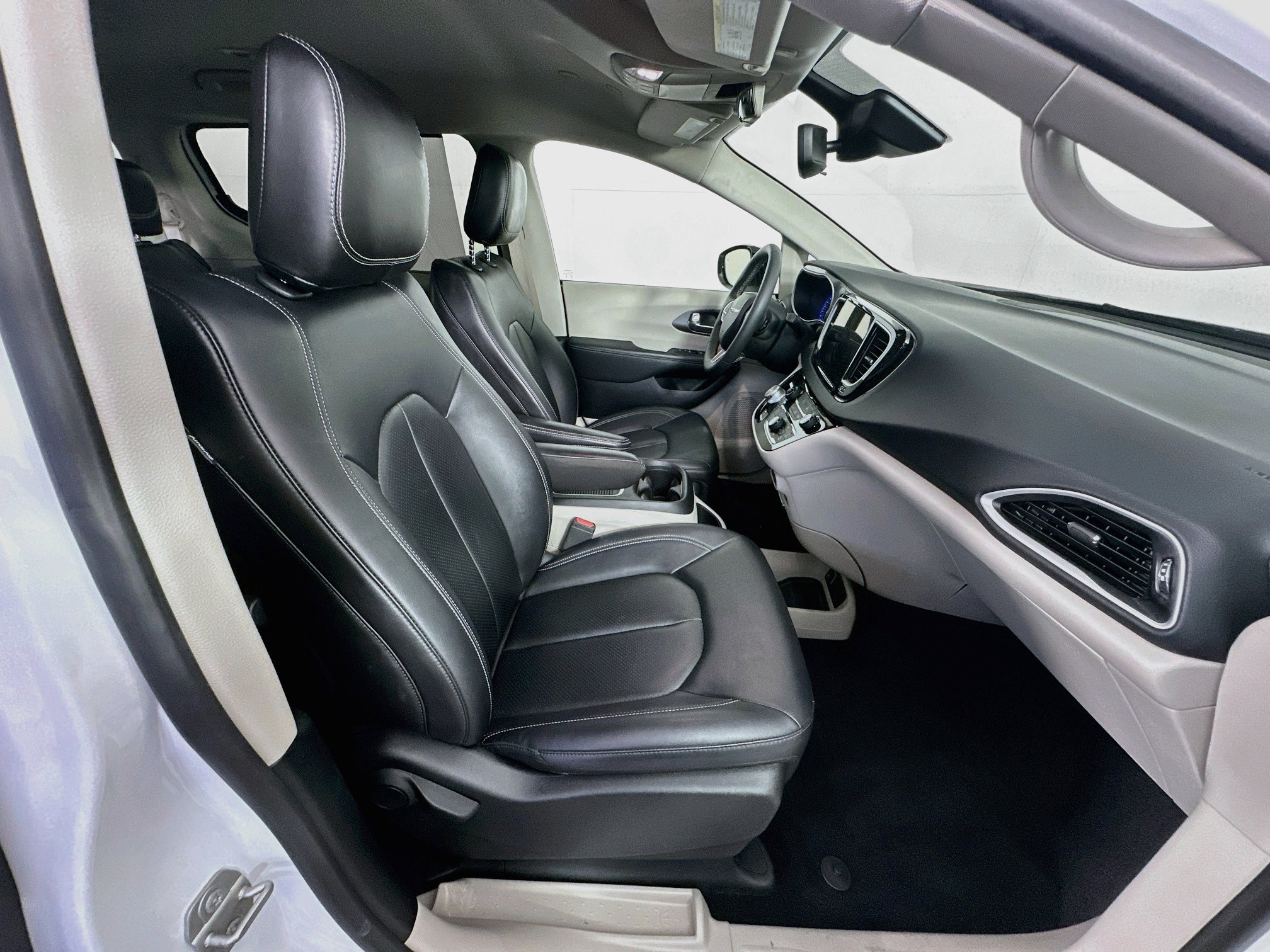 Used 2024 Chrysler Pacifica Touring-L FWD image 34