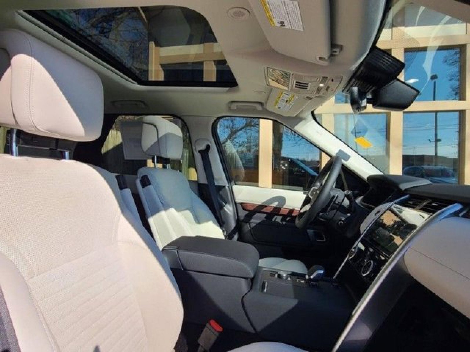 Certified 2024 Land Rover Discovery S image 20