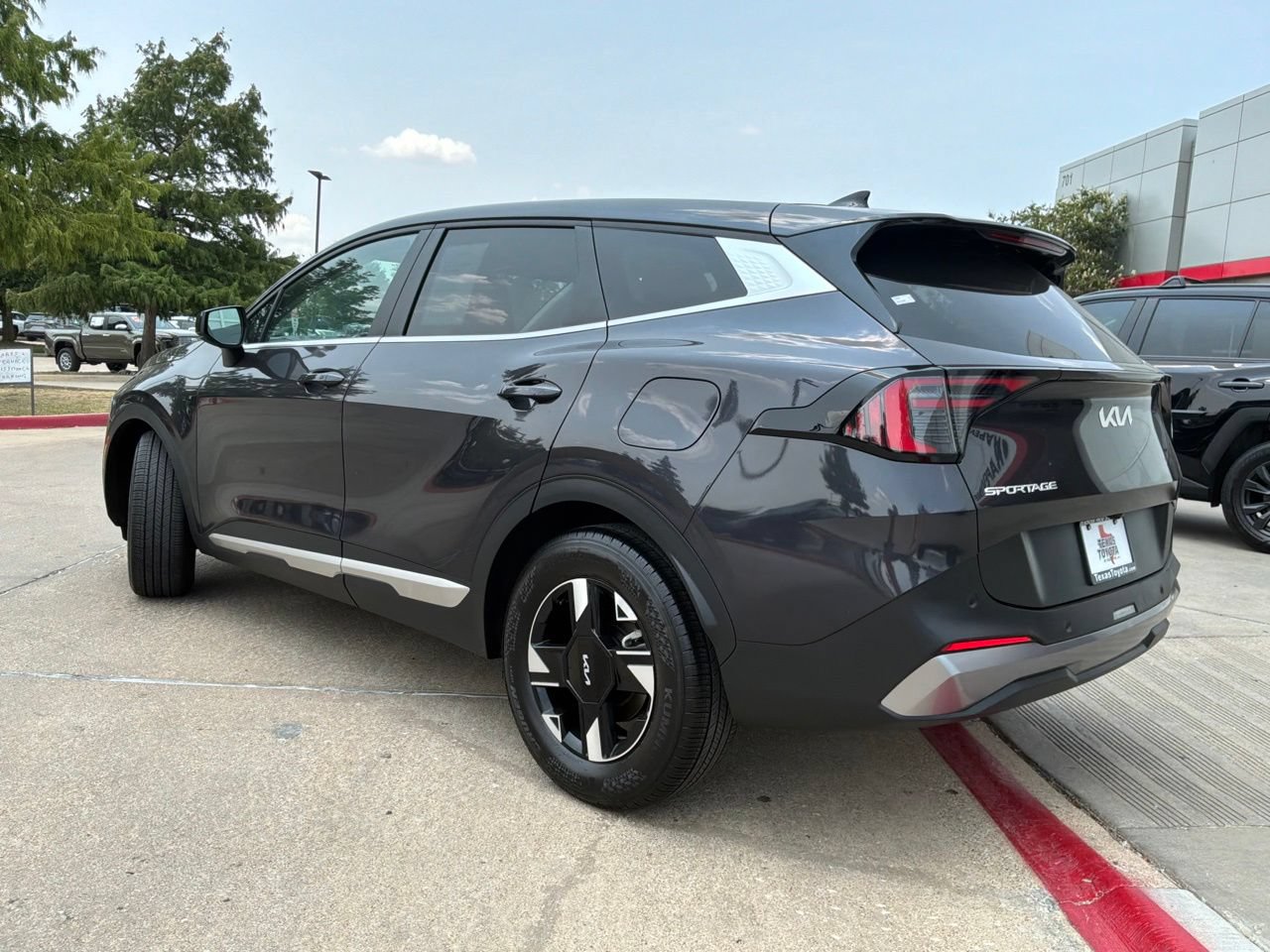 Used 2026 Kia Sportage LX FWD image 8