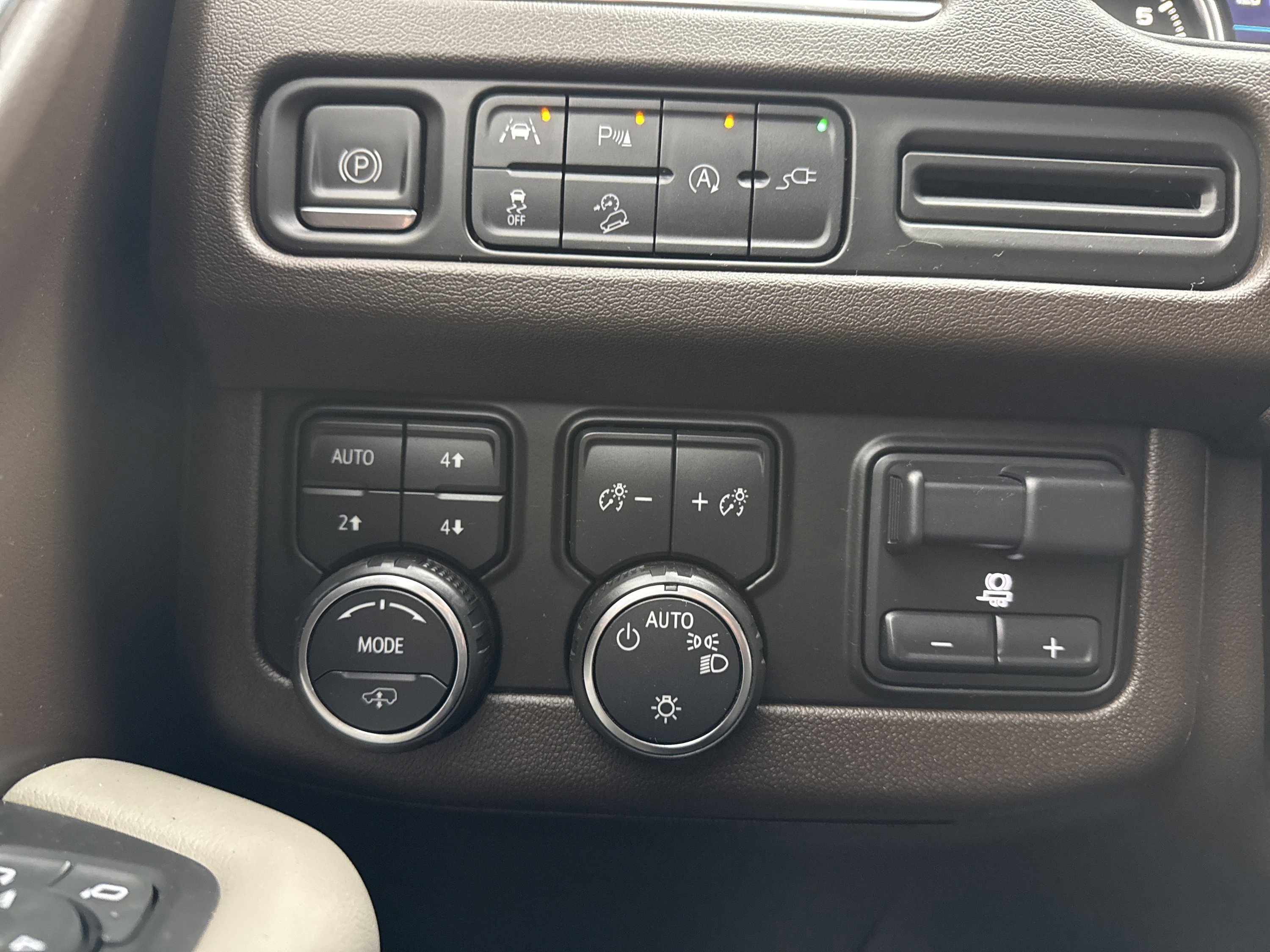 Used 2021 Chevrolet Tahoe Z71 w/ Z71 Off-Road Package image 27