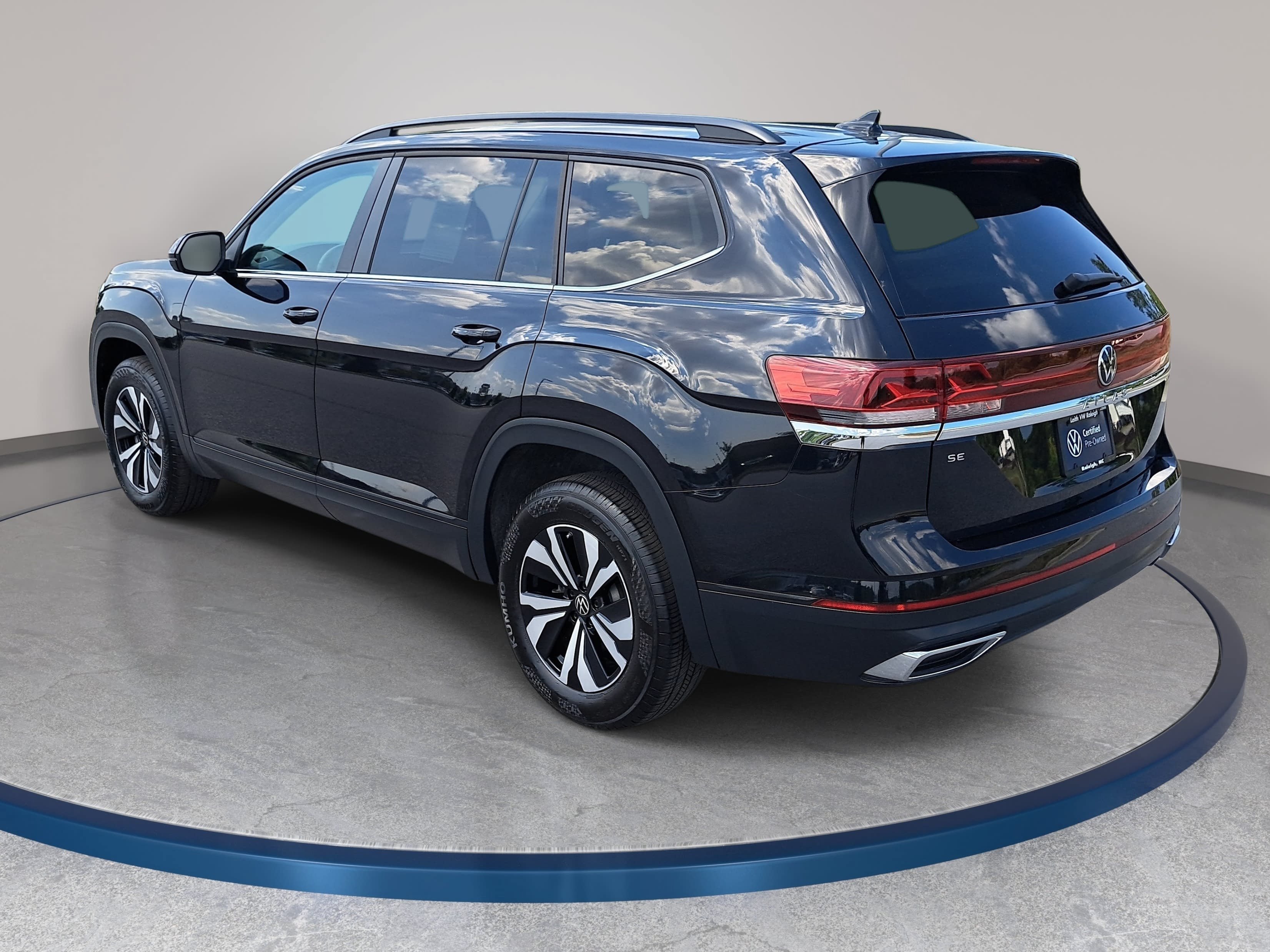 Certified 2025 Volkswagen Atlas SE FWD image 7