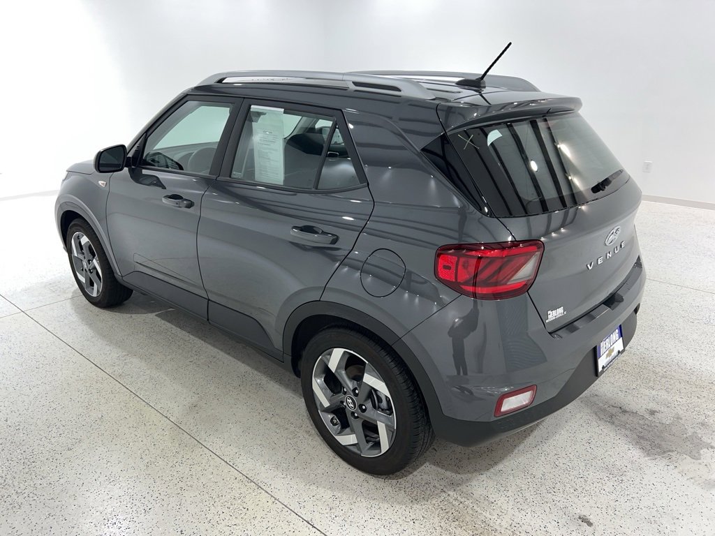 Used 2024 Hyundai Venue SEL image 3