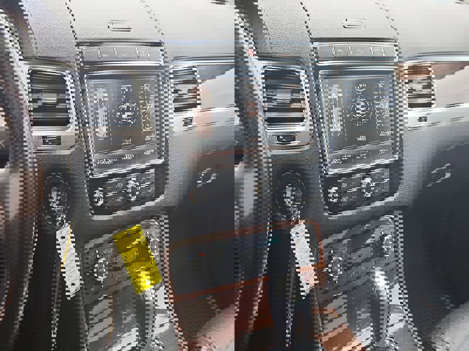 Used 2015 Volkswagen Touareg TDI AWD/4WD image 28