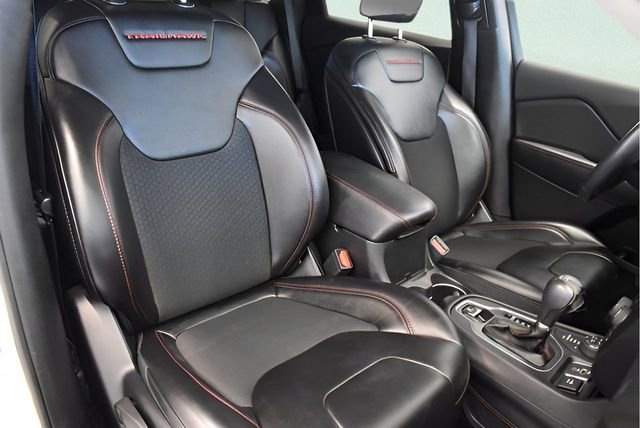 Used 2019 Jeep Cherokee Trailhawk AWD/4WD image 6