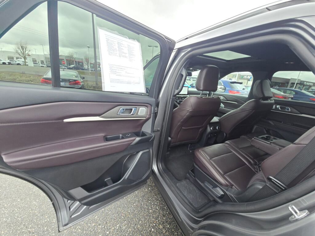 Used 2025 Ford Explorer Platinum AWD/4WD image 12