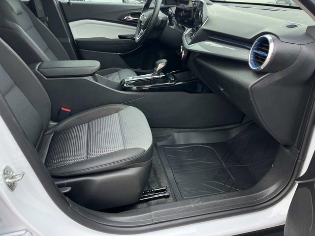 Certified 2025 Chevrolet Trax LT w/ LT Convenience Package image 25