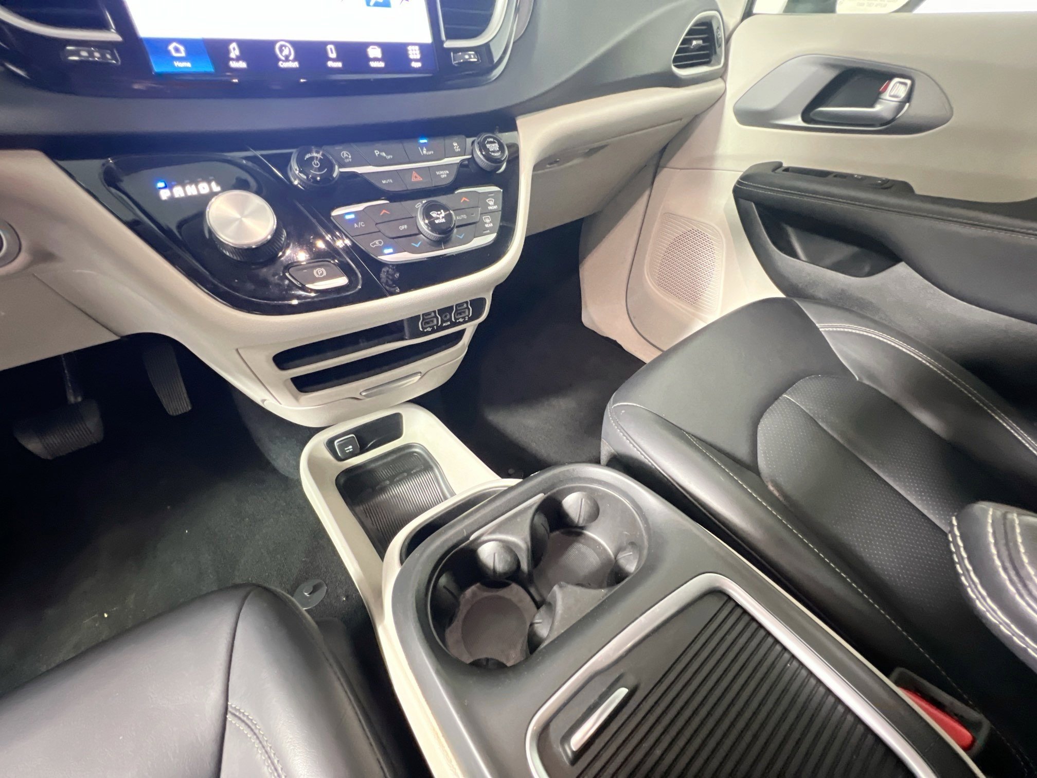 Used 2023 Chrysler Pacifica Touring-L image 26