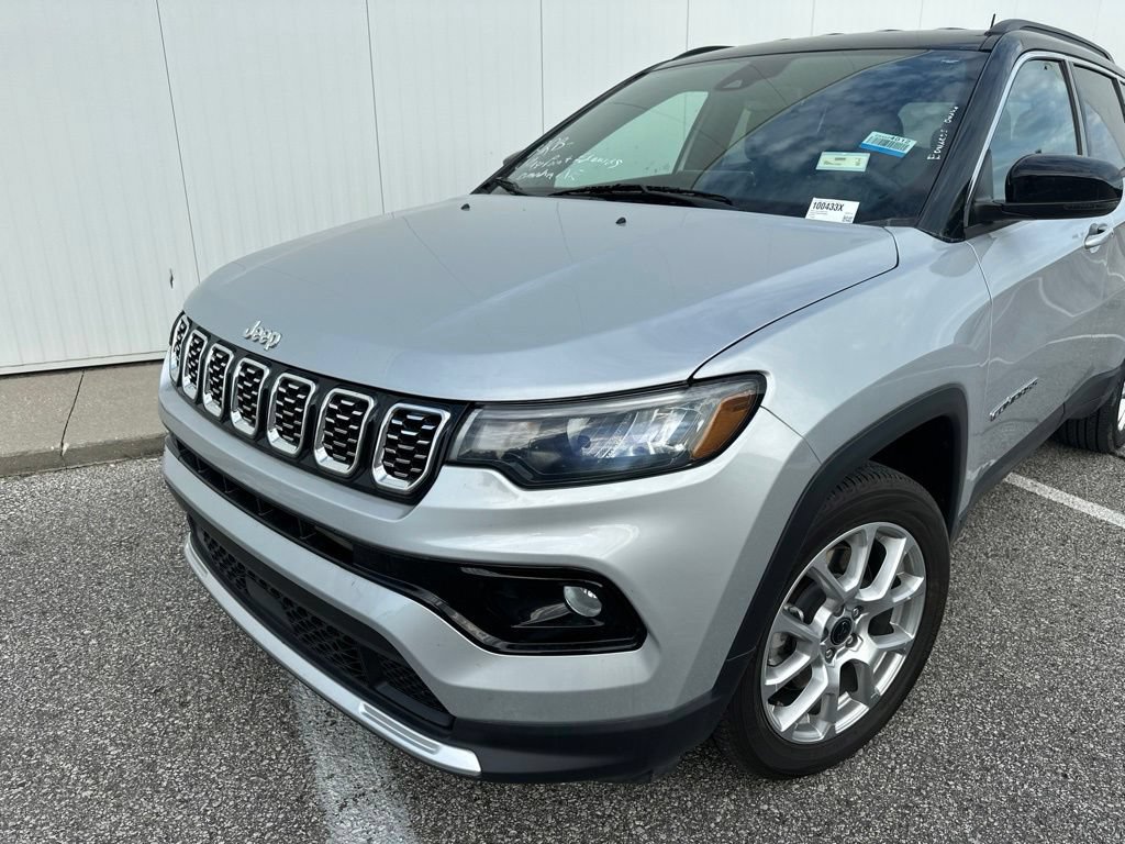 Used 2025 Jeep Compass Limited AWD/4WD image 2