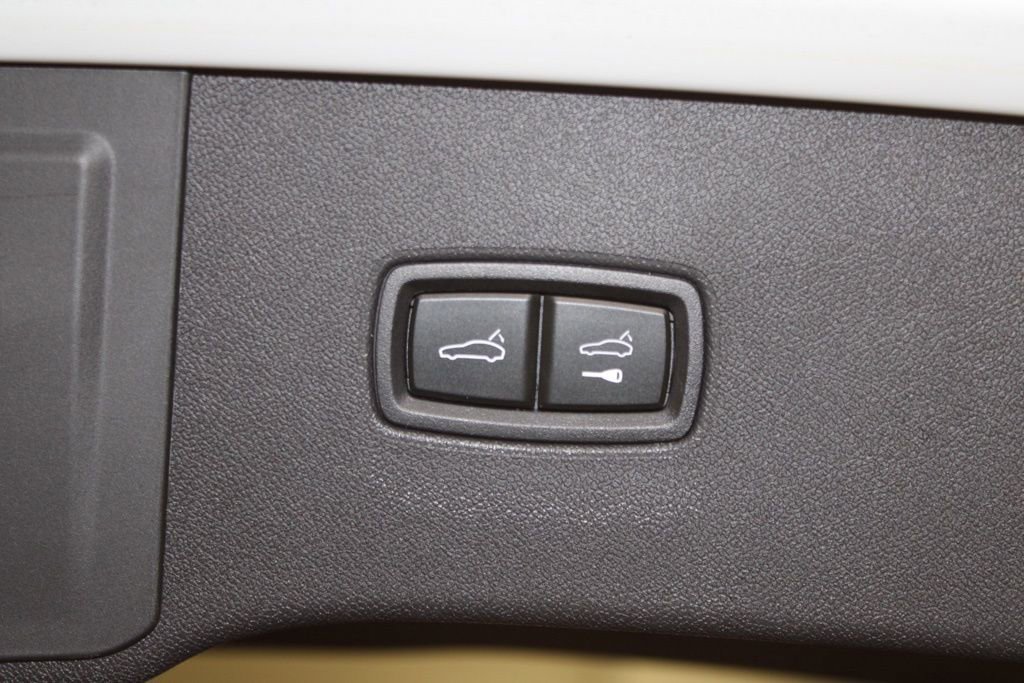 Certified 2025 Porsche Cayenne AWD/4WD image 32