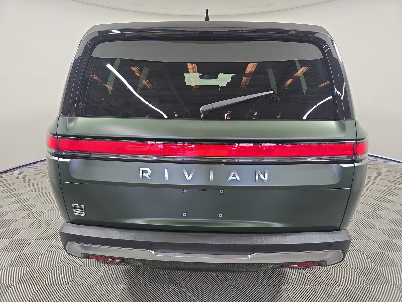 Used 2025 Rivian R1S Adventure Dual AWD/4WD image 4