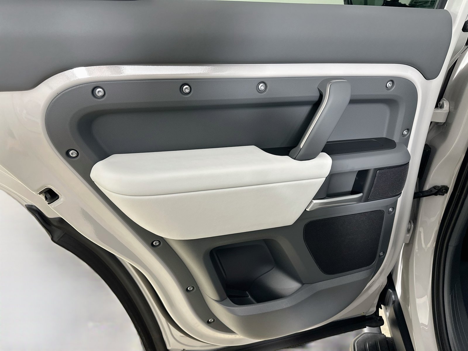 New 2026 Land Rover Defender 110 X-Dynamic SE AWD/4WD image 36