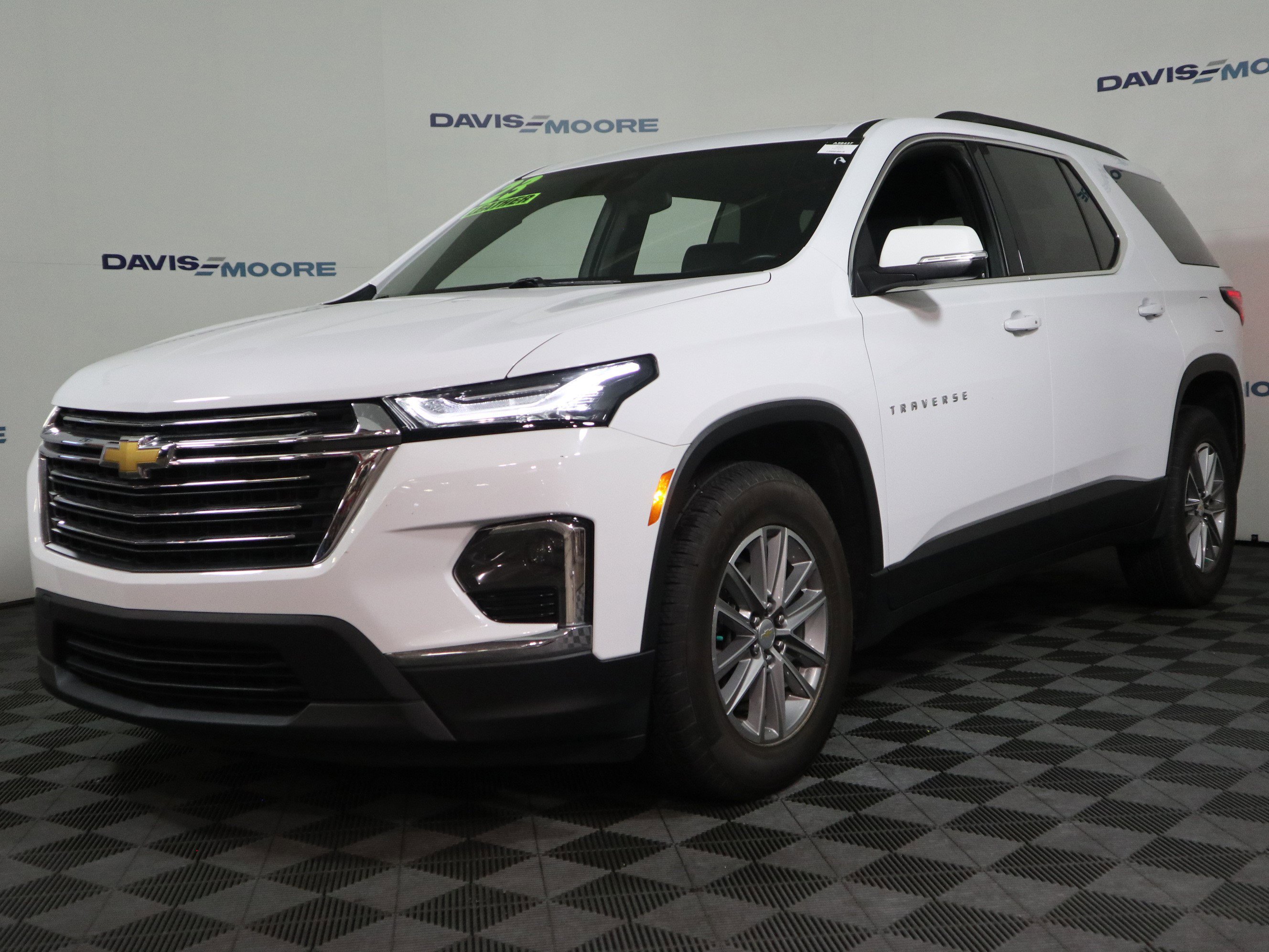 Used 2023 Chevrolet Traverse LT FWD image 12