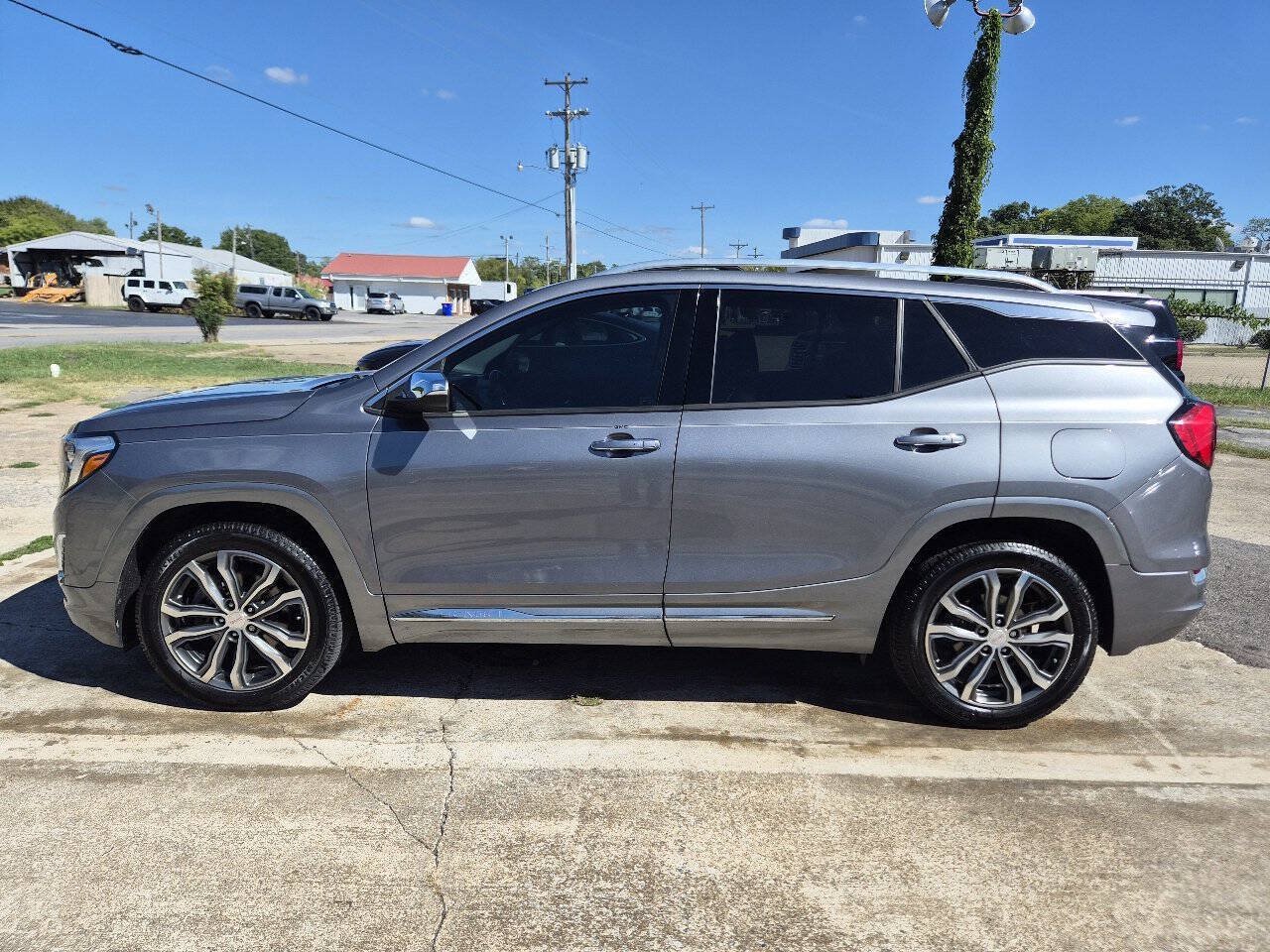 Used 2019 GMC Terrain Denali w/ Driver Alert Package II AWD/4WD image 2
