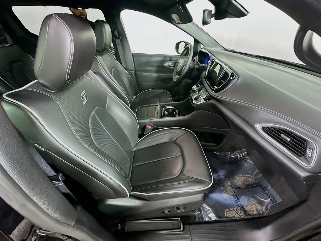 Certified 2025 Chrysler Pacifica Limited image 38