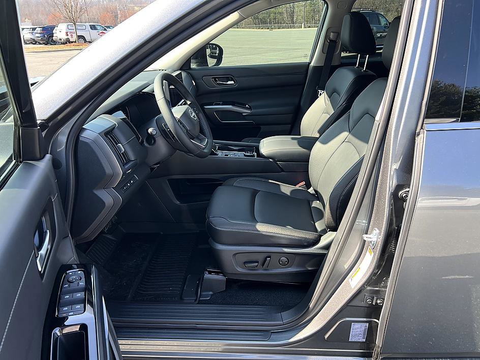 New 2026 Nissan Pathfinder SL image 13