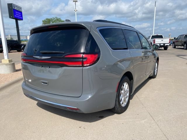 Used 2022 Chrysler Pacifica Touring-L FWD image 3