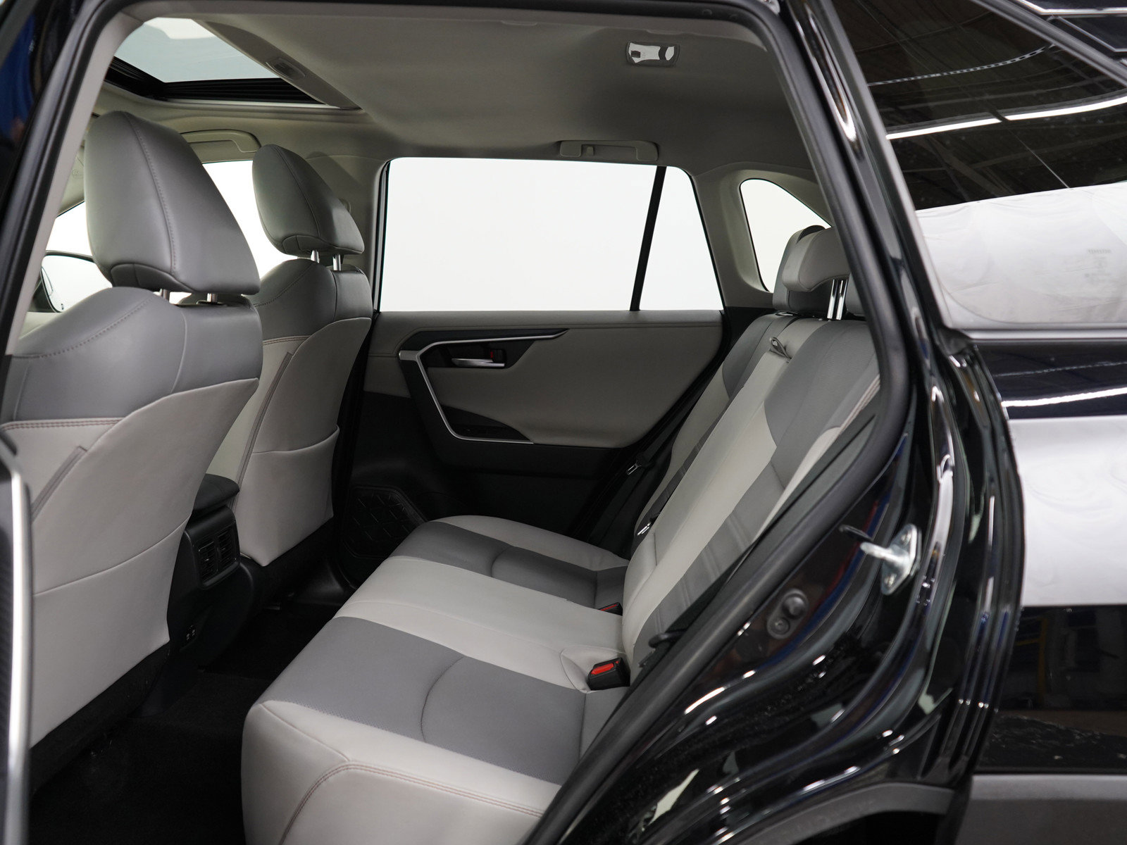 Used 2019 Toyota RAV4 Limited image 17