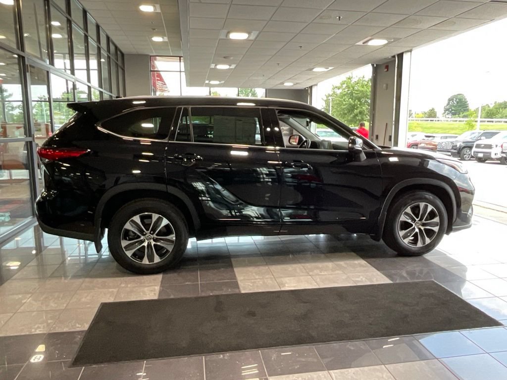 Used 2022 Toyota Highlander XLE AWD/4WD image 6