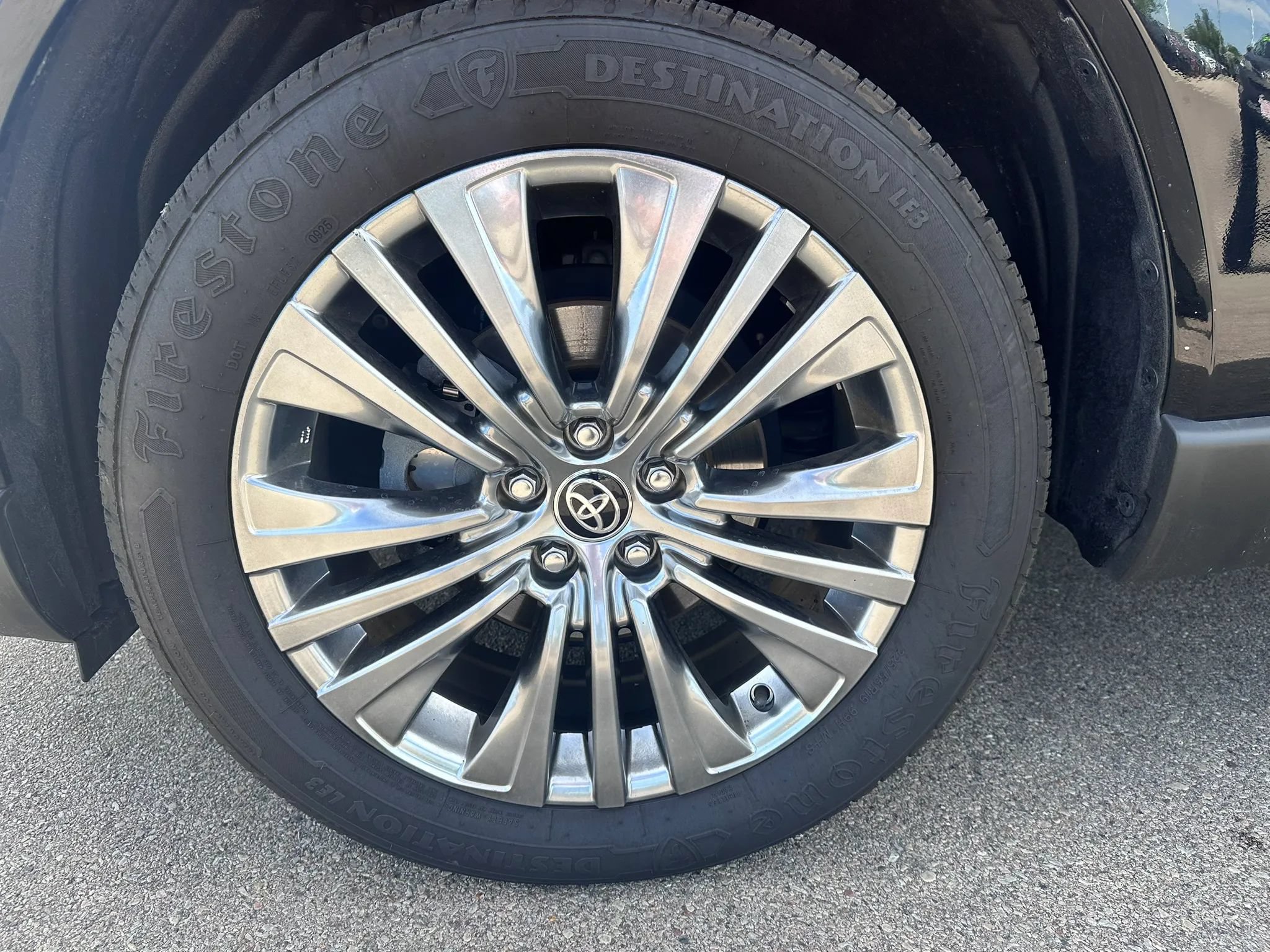Used 2024 Toyota Venza XLE AWD/4WD image 19