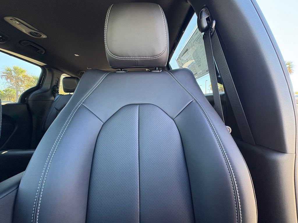 New 2026 Chrysler Pacifica Select image 14