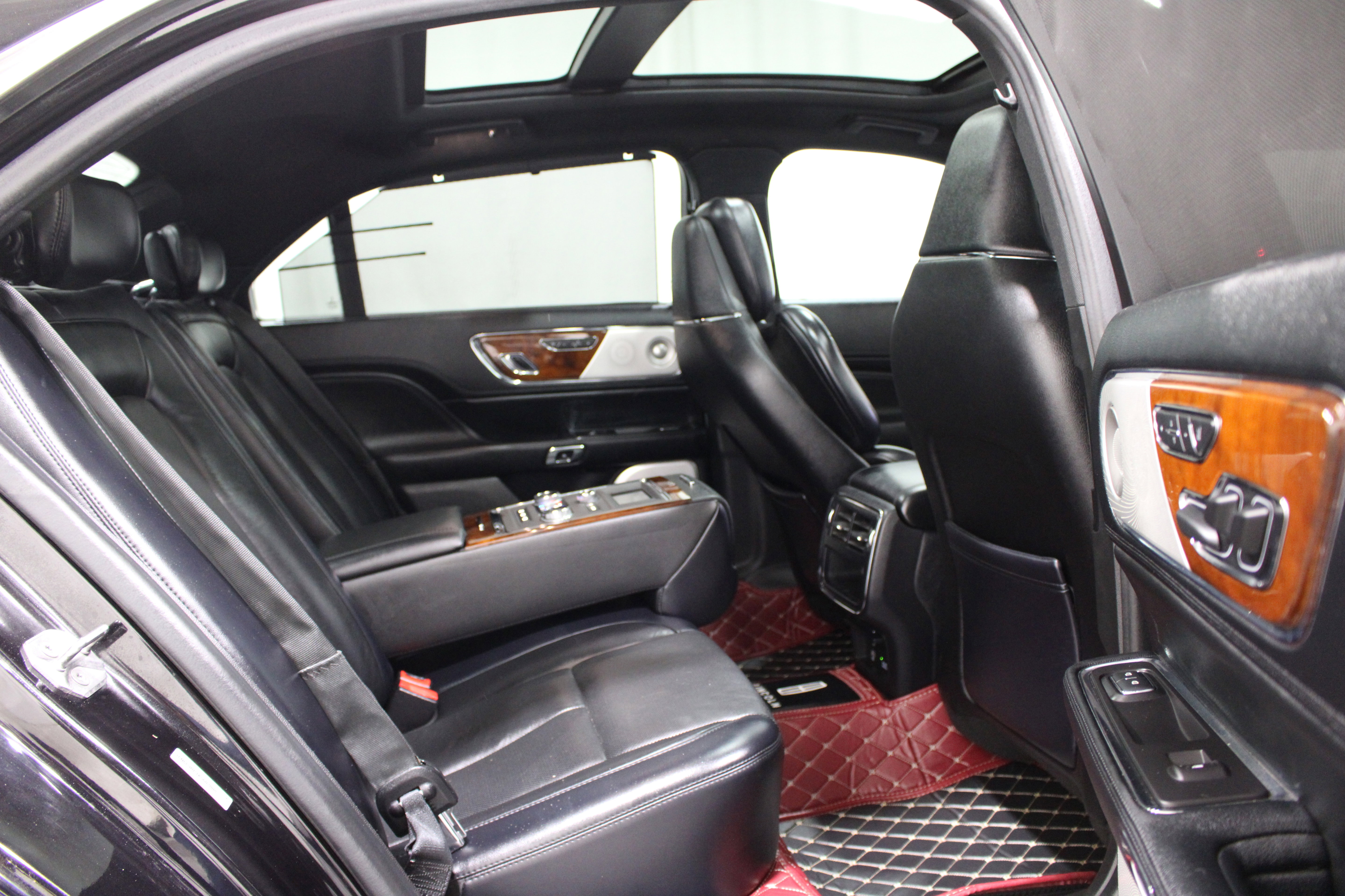 Used 2019 Lincoln Continental Reserve w/ Rear Seat Package FWD image 23
