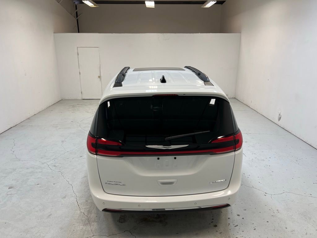 Used 2023 Chrysler Pacifica Limited image 4