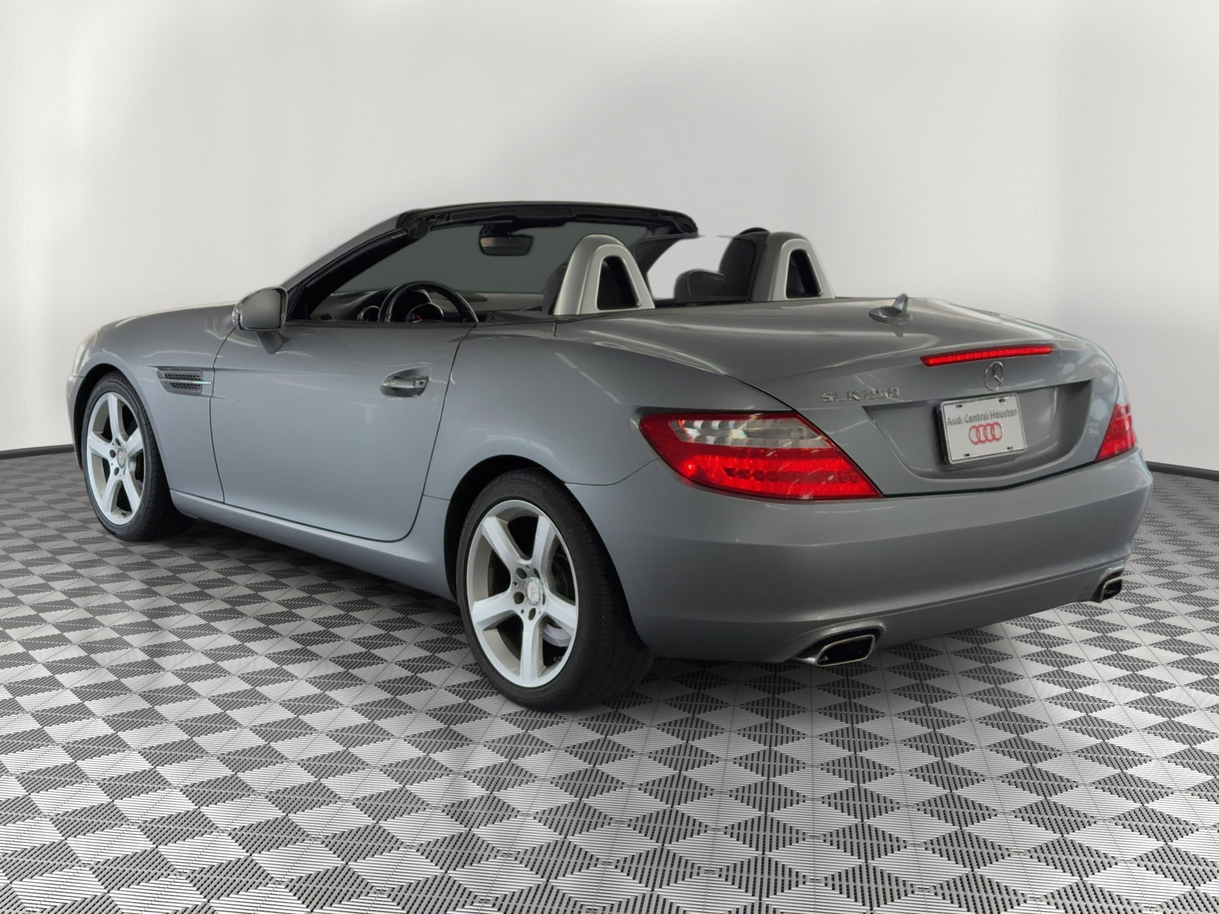Used 2015 Mercedes-Benz SLK 250 image 3