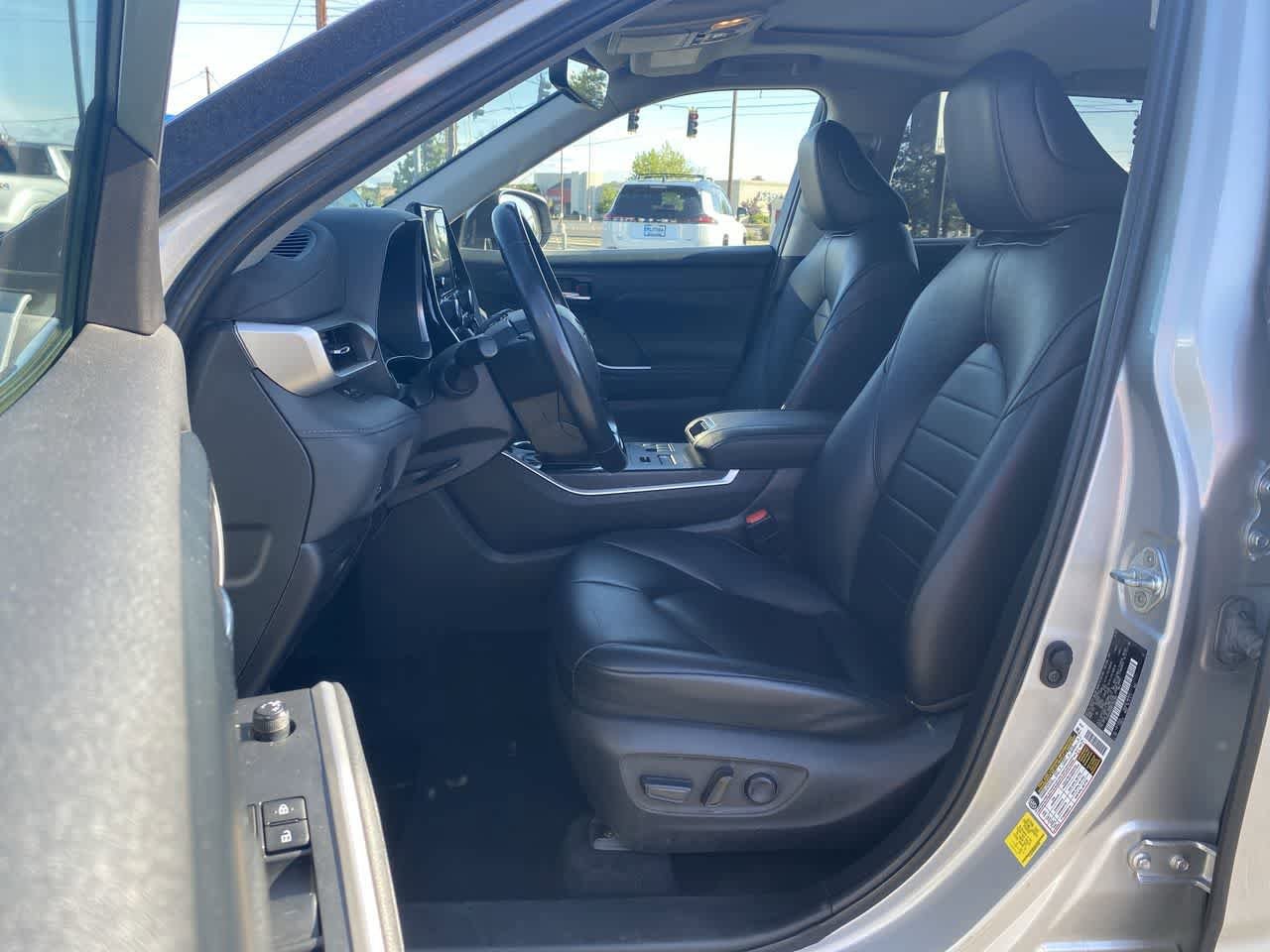 Used 2023 Toyota Highlander XLE AWD/4WD image 11