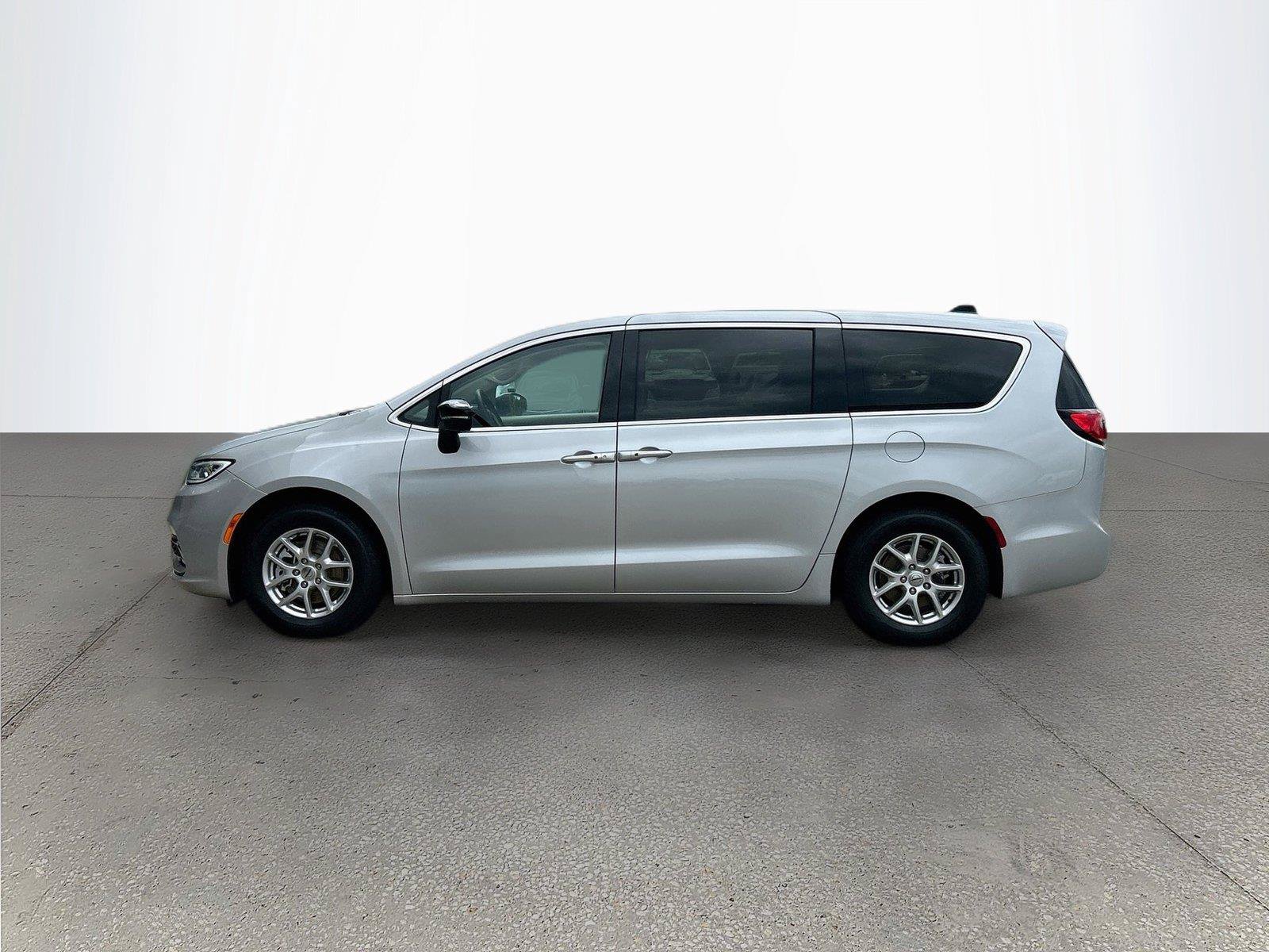 Used 2024 Chrysler Pacifica Touring-L FWD image 7