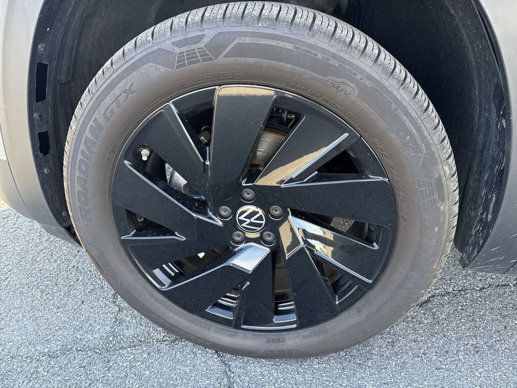 Used 2025 Volkswagen Atlas Cross Sport SE w/ Black Wheel Package image 8